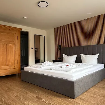 Zum Goldenen Schiff - Lehmzimmer Erde Hotel Marktbreit